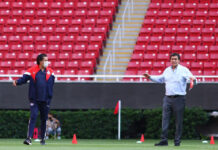 Luis Fernando Tena (derecha), previo al partido de la Copa por México ante Mazatlán en el estadio Akron en Zapopan, Jalisco, el pasado 11 de julio. Foto Xinhua / Miguel Gutiérrez / Straffon Images.