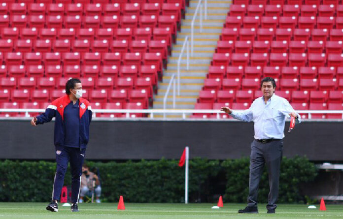 Luis Fernando Tena (derecha), previo al partido de la Copa por México ante Mazatlán en el estadio Akron en Zapopan, Jalisco, el pasado 11 de julio. Foto Xinhua / Miguel Gutiérrez / Straffon Images.