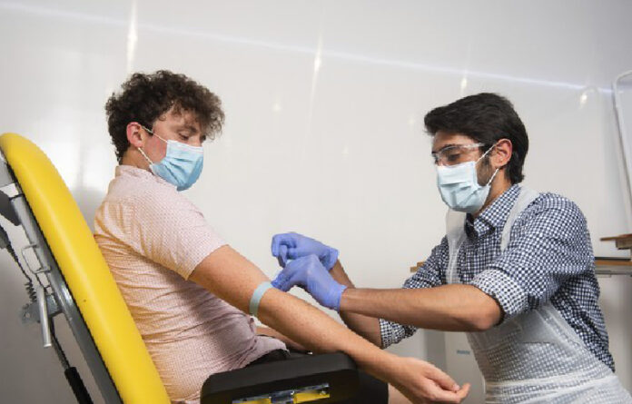 Un médico toma una muestra de sangre para emplearla en la investigación de una vacuna contra el Covid-19 en Oxford, Inglaterra, en imagen del 25 de junio de 2020. Foto Universidad de Oxford vía Ap.