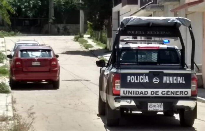 Elementos de la Policía Municipal se constituyeron en un domicilio de la Agencia de Montoya para auxiliar a una niña de 11 años; se encontraba en condiciones de cautiverio y presentaba signos de violencia física.