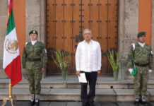 Mediante un video difundido en redes sociales, grabado en Palacio Nacional, López Obrador compartió un texto de compromisos gubernamentales para continuar en la lucha contra la epidemia de coronavirus. Imagen tomada del Twitter @lopezobrador_