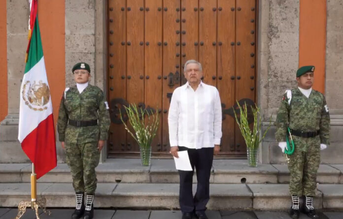 Mediante un video difundido en redes sociales, grabado en Palacio Nacional, López Obrador compartió un texto de compromisos gubernamentales para continuar en la lucha contra la epidemia de coronavirus. Imagen tomada del Twitter @lopezobrador_