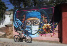 La senadora con licencia acudió a la inauguración de un mural en honor a los médicos que atienden Covid-19.