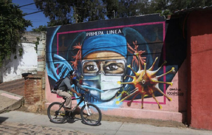 La senadora con licencia acudió a la inauguración de un mural en honor a los médicos que atienden Covid-19.