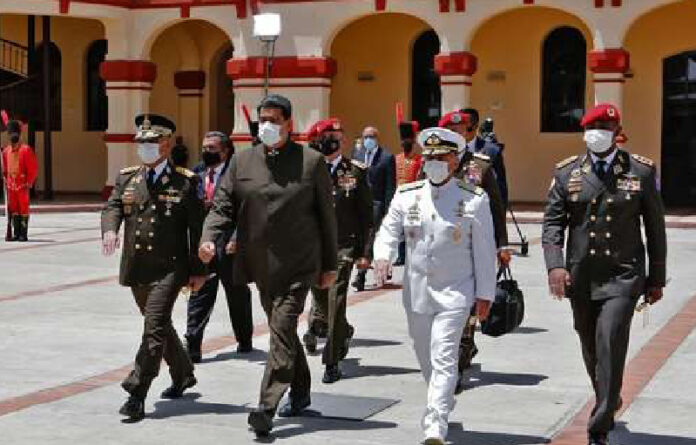 El presidente de Venezuela, Nicolás Maduro (segundo de izquierda a derecha) encabezó una ceremonia de promoción de fuerzas castrenses en el Museo Cuartel de la Montaña 4F, en Caracas. Foto Afp.