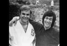 Los actores John Saxon y Bruce Lee, quienes actuaron en la cinta ‘Operación Dragón’. Foto Facebook @BruceLee.