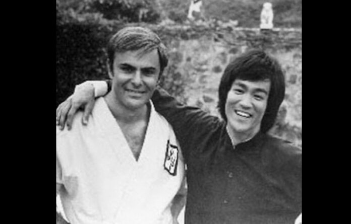 Los actores John Saxon y Bruce Lee, quienes actuaron en la cinta ‘Operación Dragón’. Foto Facebook @BruceLee.