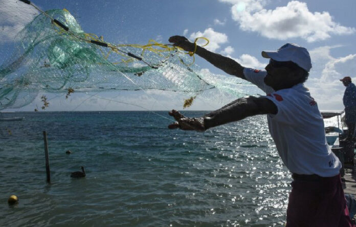 Un pescador en Puerto Morelos, Quintana Roo. Foto Cuartoscuro/ archivo.