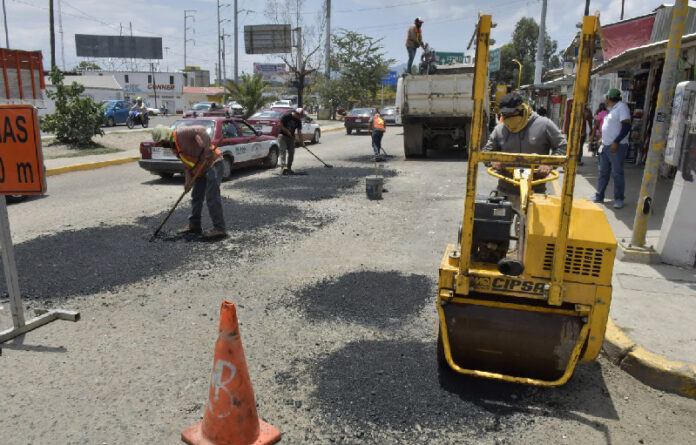 En una primera etapa se ha proyectado la aplicación de 400 metros cúbicos de mezcla asfáltica en caliente, con lo cual se podrá dar cobertura a todo el perímetro del Parque del Amor hasta 5 Señores.