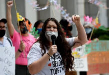 Protesta frente a la sede de la Oficina de Inmigración y Control de Aduanas en Washington para exigir la liberación de familias que han permanecido en centros de detención durante la pandemia de Covid-19. Foto Afp.