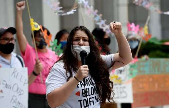 Protesta frente a la sede de la Oficina de Inmigración y Control de Aduanas en Washington para exigir la liberación de familias que han permanecido en centros de detención durante la pandemia de Covid-19. Foto Afp.