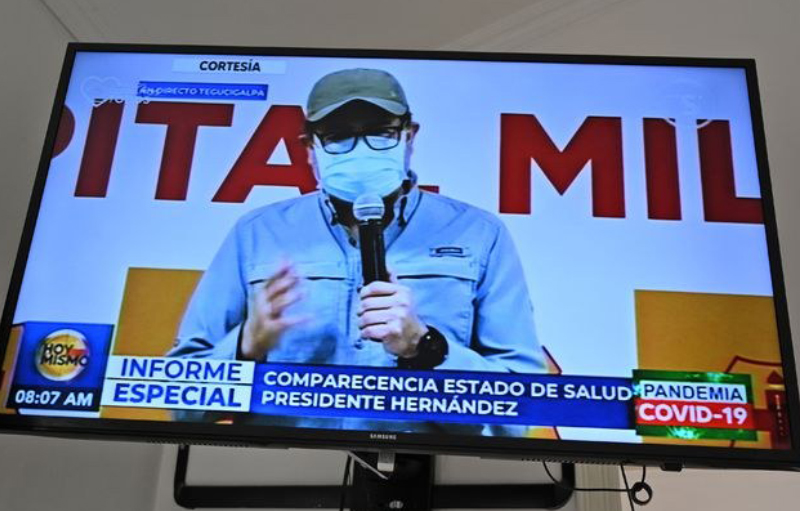 "Hemos superado una prueba" y quisiera que "ningún ser humano pase en la angustia de estar entre la vida y la muerte, como sentimos los infectados", expresó el presidente hondureño Juan Orlando Hernández. Foto Afp.