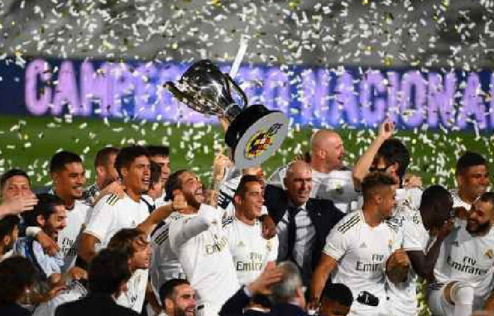 El Madrid consiguió su primer campeonato liguero desde que el técnico Zinedine Zidane retornó al banquillo tras un breve asueto. Foto Afp.