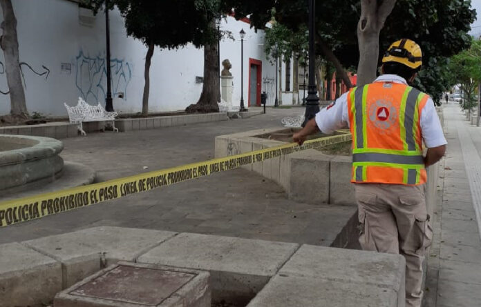 Personal de la Subdirección de Protección Civil colocó cintas restrictivas en el Paseo Juárez “El Llano”, el Jardín Carbajal y zonas de jardineras de la Alameda de León y el Zócalo capitalino para evitar afluencia de personas.