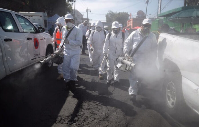 Sanitización de calles de la colonia Ajusco, en la alcaldía Coyoacán. Foto Cristina Rodríguez / Archivo.