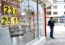 El dólar se cotiza en 25.15 pesos en diversas sucursales bancarias de la Ciudad de México, el 20 de julio de 2020. Foto Luis Castillo.