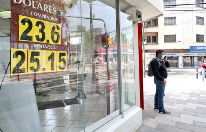 El dólar se cotiza en 25.15 pesos en diversas sucursales bancarias de la Ciudad de México, el 20 de julio de 2020. Foto Luis Castillo.