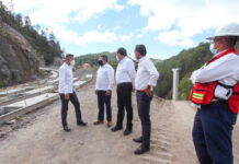 Por segundo día, el Gobernador y titular de la Unidad de Inversiones de la SHCP, Jorge Nuño Lara, supervisaron los avances en la construcción de la autopista Mitla-Tehuantepec.