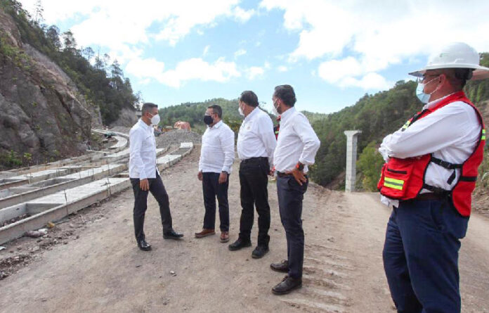 Por segundo día, el Gobernador y titular de la Unidad de Inversiones de la SHCP, Jorge Nuño Lara, supervisaron los avances en la construcción de la autopista Mitla-Tehuantepec.