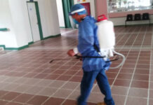 Un trabajador del hospital en labores de limpieza. Foto La Jornada.