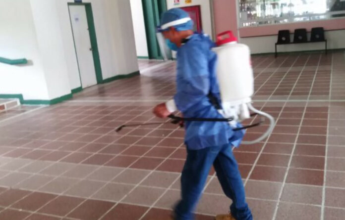 Un trabajador del hospital en labores de limpieza. Foto La Jornada.