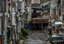 Un hombre despide a un familiar fallecido por sospecha de Covid-19 en el cementerio católico de Bajos de Mena, en el barrio de Puente Alto, en las afueras de Santiago, Chile. Foto Ap.