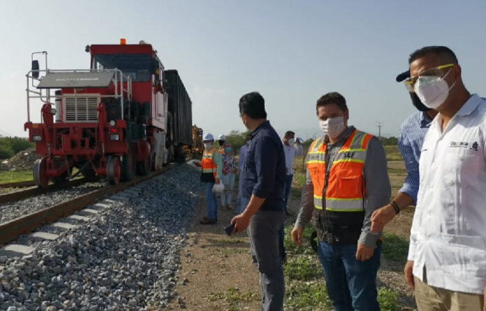 El gobernador Alejandro Murat supervisó los trabajos de nivelación de rieles, balastos, durmientes y compactación de brechas del tramo cinco de este proyecto.