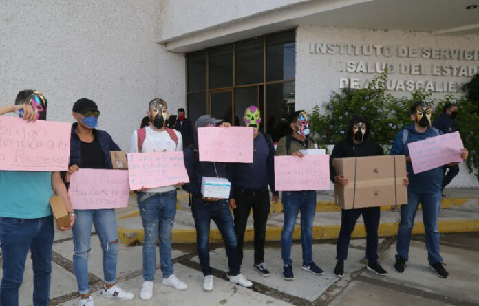 Pacientes con VIH Exigen que así como se han abierto bares, restaurantes, cines, antros y otros espacios, se reactiven las consultas en los hospitales. Foto Claudio Bañuelos.