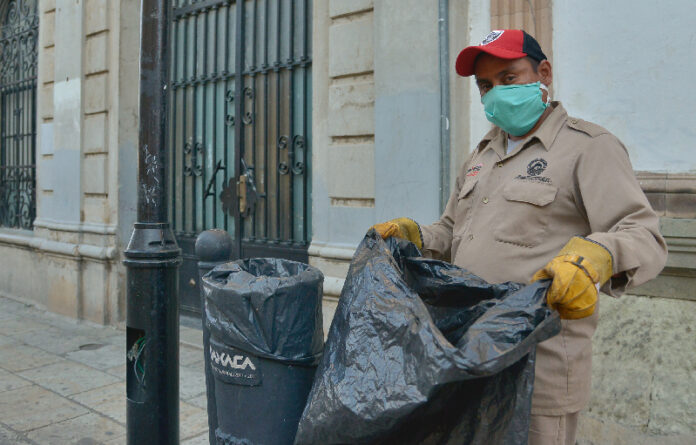 El Gobierno Municipal ha procurado la salud y el bienestar de alrededor de 800 trabajadores de limpia, barrido y recolección de residuos con la entrega de insumos sanitarios, acciones de saneamiento en sus zonas de trabajo y la asignación de un bono económico individual.