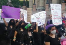 Activistas protestaron ayer frente al teatro Juárez, en Guanajuato capital, en repudio a la represión que sufrieron mujeres y periodistas a manos de policías municipales de León, durante una manifestación en la plaza del Templo Expiatorio, en esa ciudad, el sábado pasado. Foto Carlos García.