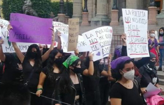 Activistas protestaron ayer frente al teatro Juárez, en Guanajuato capital, en repudio a la represión que sufrieron mujeres y periodistas a manos de policías municipales de León, durante una manifestación en la plaza del Templo Expiatorio, en esa ciudad, el sábado pasado. Foto Carlos García.