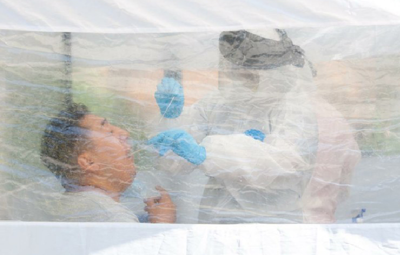 Personal médico realiza pruebas de detección de Covid en el quiosco de salud instalado en el Jardín de las Artes Gráficas, en la colonia Doctores, alcaldía Cuauhtémoc, de la Ciudad de México. Foto Pablo Ramos.