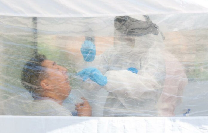 Personal médico realiza pruebas de detección de Covid en el quiosco de salud instalado en el Jardín de las Artes Gráficas, en la colonia Doctores, alcaldía Cuauhtémoc, de la Ciudad de México. Foto Pablo Ramos.