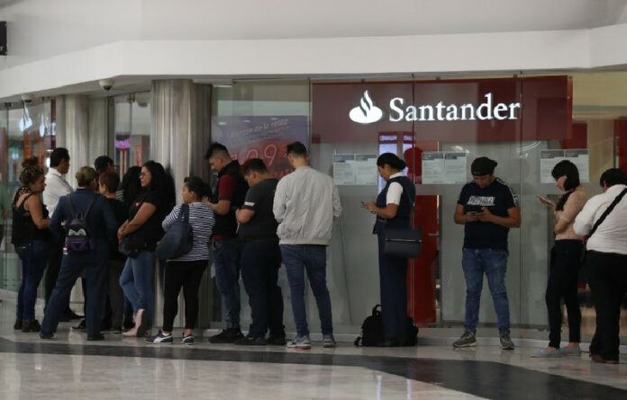 Santander es uno de los grandes bancos que aplazaron por cuatro meses el pago de créditos sin intereses. Foto María Luisa Severiano/Archivo.