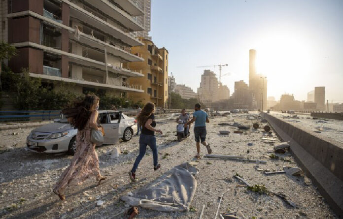 Hasta el momento más de 70 personas ha muerto a causa de la explosión en un almacén de Beirut. Foto Ap.