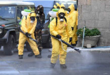 Desinfección frente al hospital Kutvolgyi en Budapest, Hungría. Foto Afp.