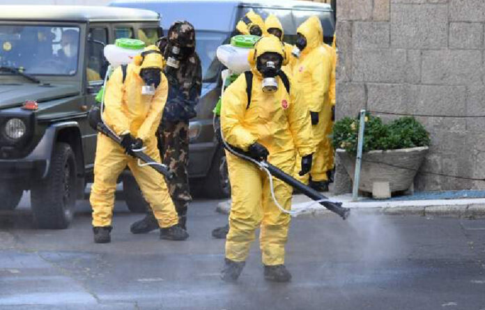 Desinfección frente al hospital Kutvolgyi en Budapest, Hungría. Foto Afp.