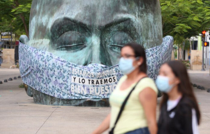 Como parte de la campaña colocaron cubrebocas a esculturas en la vía pública. Foto Arturo Campos Cedillo.