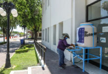 Cada una de las estaciones tiene un instructivo sobre cómo debe ser el lavado de manos. Foto Carlos Figueroa.