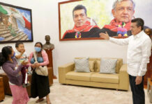 El gobernador de Chiapas, Rutilio Escandón Cadenas, recibió en sus oficinas a Juana Pérez y a su hijo Dylan. Foto La Jornada.