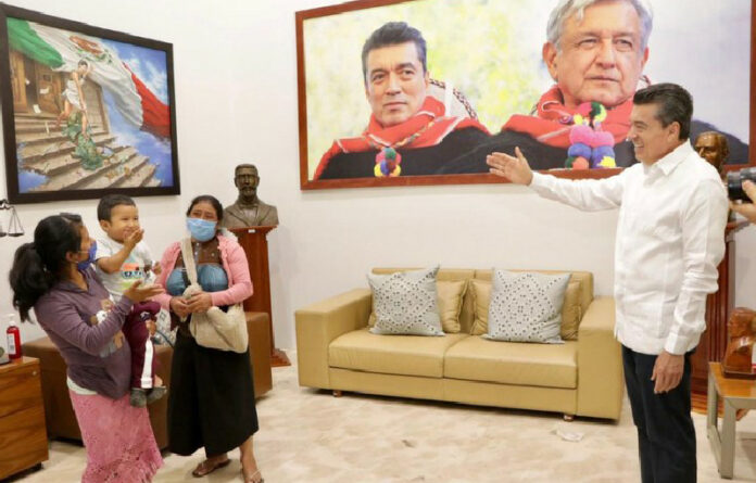 El gobernador de Chiapas, Rutilio Escandón Cadenas, recibió en sus oficinas a Juana Pérez y a su hijo Dylan. Foto La Jornada.