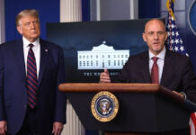 El presidente de EU, Donald Trump, y el comisionado de la FDA, Stephen Hahn en conferencia de prensa este domingo. Foto Afp.