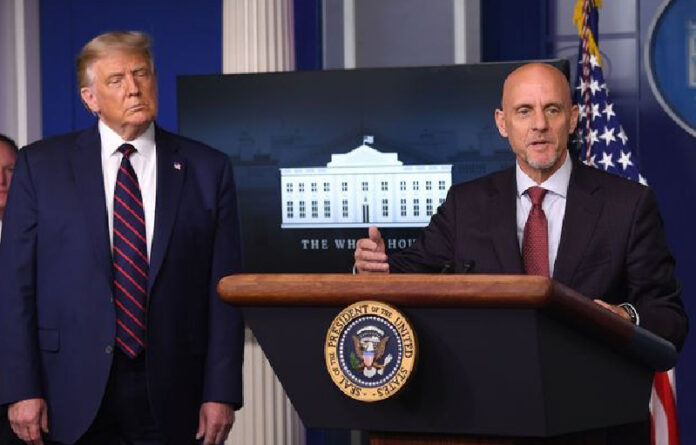 El presidente de EU, Donald Trump, y el comisionado de la FDA, Stephen Hahn en conferencia de prensa este domingo. Foto Afp.