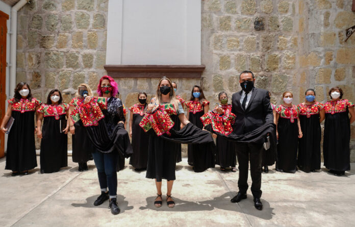 La Dirección de Cultura y Turismo realizó la entrega de 26 vestidos con bordados de Santiago Yaitepec, para las mujeres que integran a la agrupación vocal.