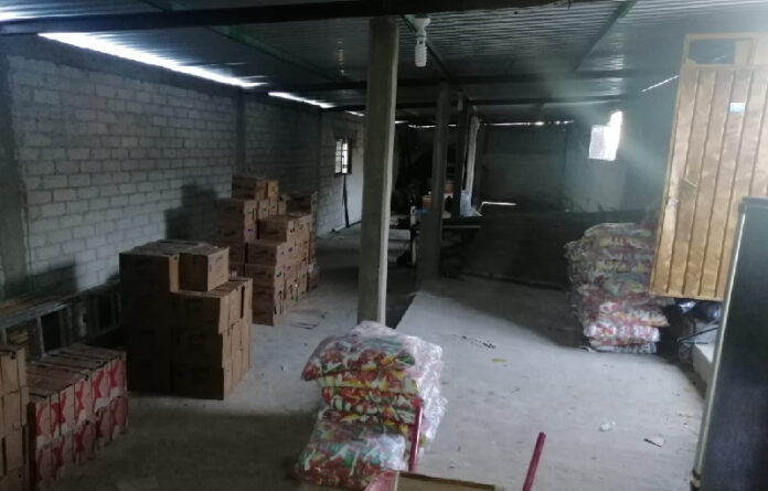 Se aseguraron bolsas de detergente y cajas de detergente líquido en una bodega ubicada en Santa Cruz Río Salinas.