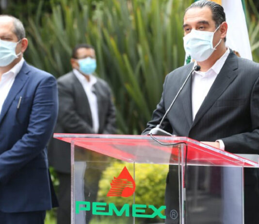 En varias instalaciones de Pemex se realizó el homenaje. Foto @Pemex.