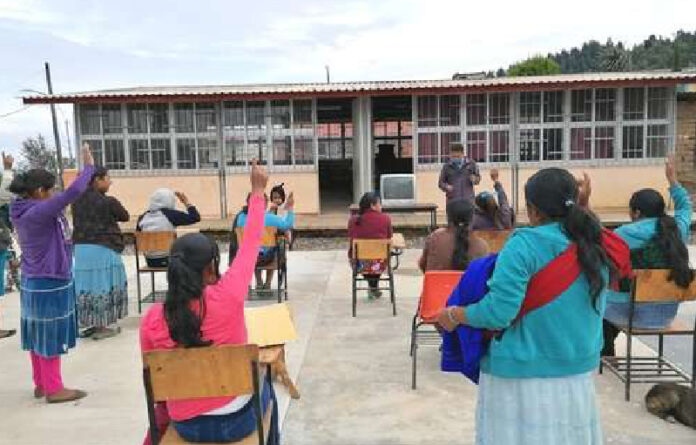 En la primaria bilingüe Adolfo López Mateos, ubicada en el poblado indígena de Mexcaltepec, municipio de Chilapa, Guerrero, el director Antonio Aranda no logró sintonizar en un viejo televisor el programa ‘Aprende en casa II’, que puso en marcha la Secretaría de Educación Pública. Foto Sergio Ocampo.