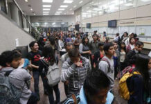 Estudiantes de la UNAM en una de sus facultades en imagen de archivo. Foto La Jornada.