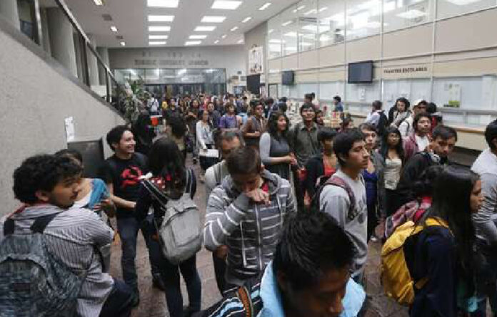 Estudiantes de la UNAM en una de sus facultades en imagen de archivo. Foto La Jornada.