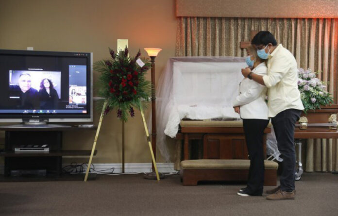 Familia en Miami, Florida realiza un funeral vía Zoom para uno de sus integrantes fallecidos por Covid-19. Foto Afp.